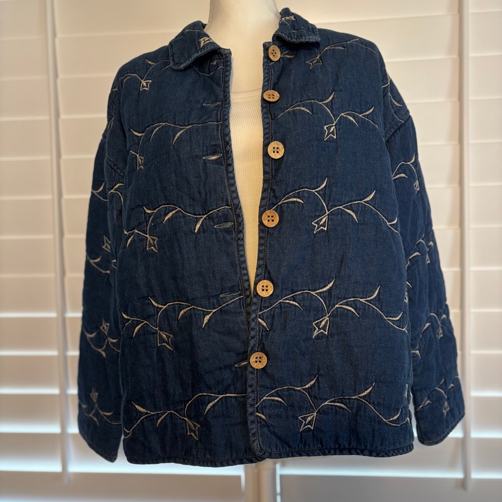 Life Styles Womens Blue Chambray Jacket Size Medium Embroidered Padded Buttons